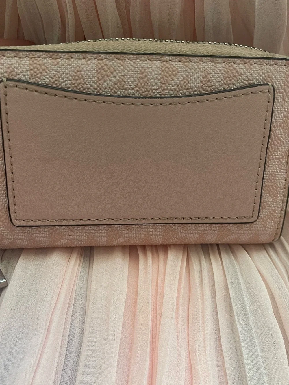 Michael Kors compact zip